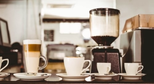 Cafés servidos en la barra de la cafetería
