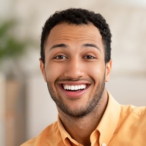 Retrato de cliente sonriente
