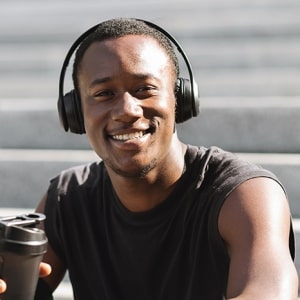 Retrato de cliente sonriente con auriculares